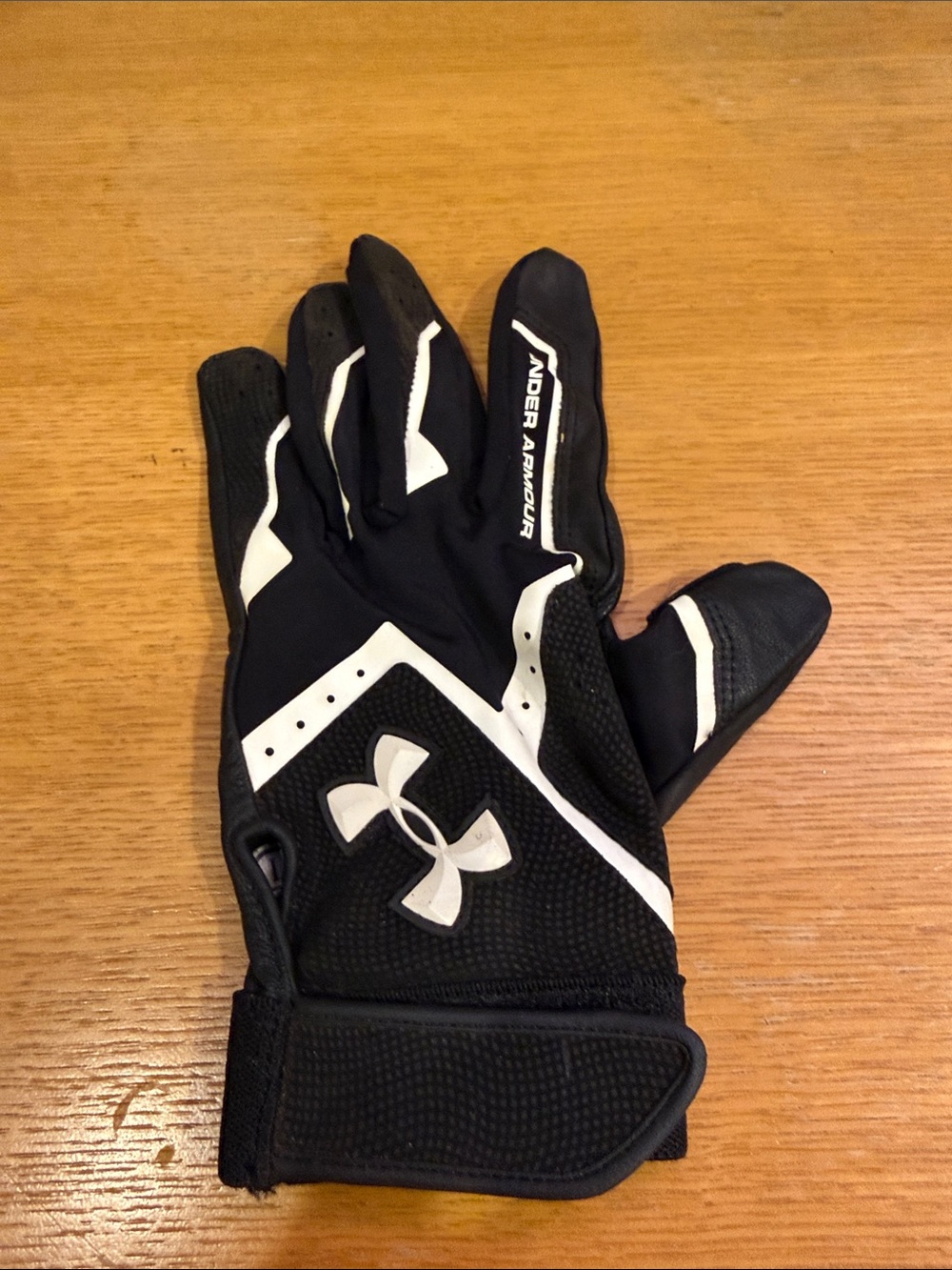 Under Armour Black and White Performance Sports Glove
